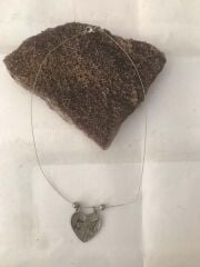 Kalpli Metal Kolye