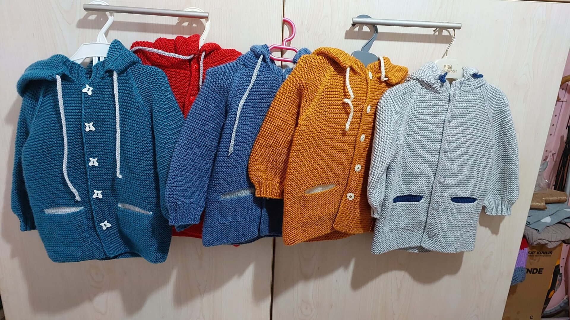 El Örgüsü Kapşonlu Cepli Bebek Hırkası